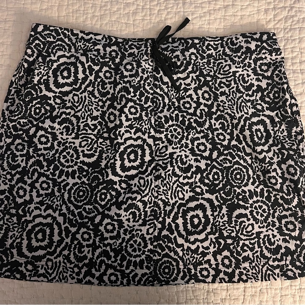 Ripskirt Hawaii Black and White Floral Midi Skirt in XXL. Fits 20/22.